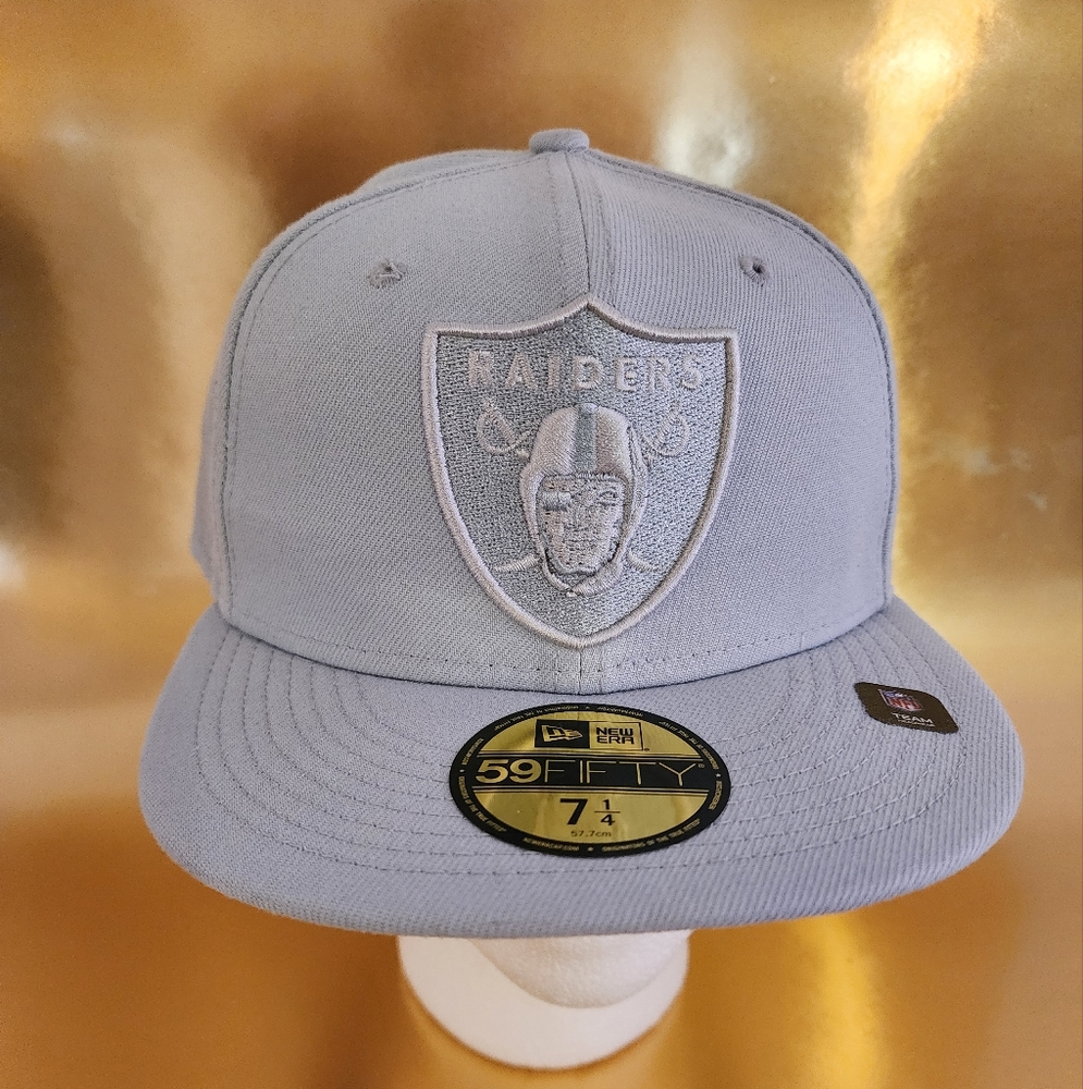 Las Vegas Raiders NFL Silver New Era Monocamo 59FIFTY Size 71/4 Fitted Hat